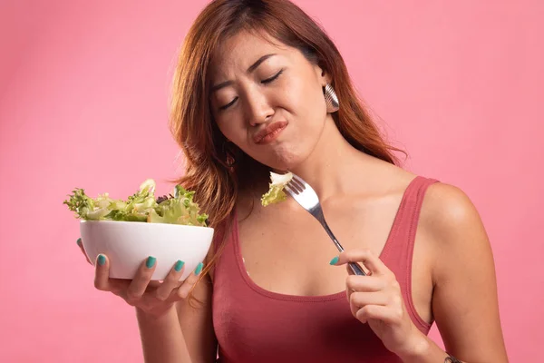 Mujer asiática odio ensalada . — Foto de Stock