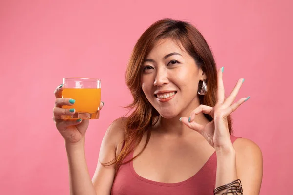Fiatal ázsiai nő Térkép Ok narancslevet inni. — Stock Fotó