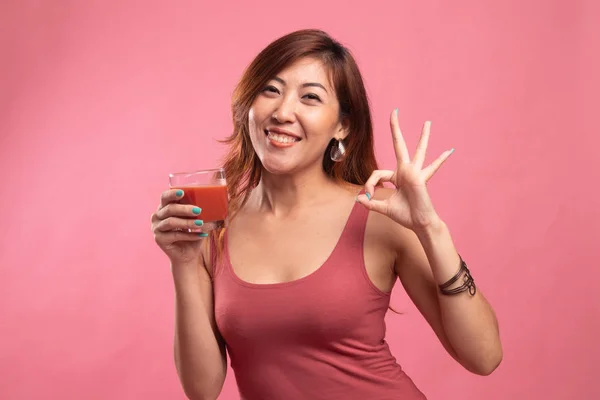 Joven mujer asiática show OK con jugo de tomate . —  Fotos de Stock