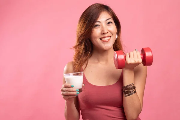 健康的なアジアの女性のミルクとダンベルのガラスを飲む. — ストック写真