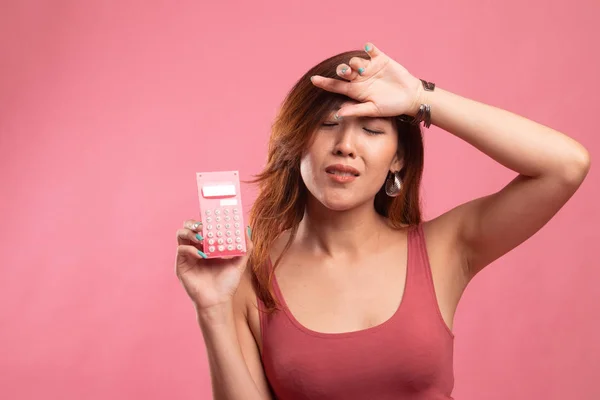 Mujer asiática tiene dolor de cabeza con calculadora . — Foto de Stock