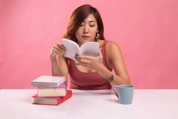 若いアジア女性が一杯のコーヒーと本を読んでください。. — ストック写真