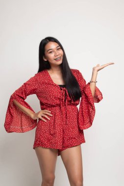 Genç Asyalı kadın eliyle mevcut.