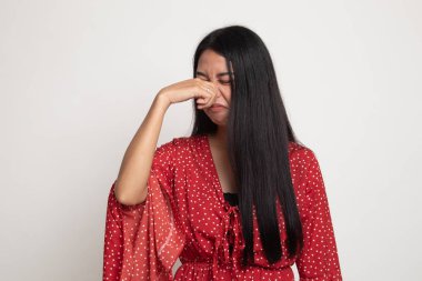 Kötü bir koku yüzünden burnunu tutan genç Asyalı kadın.