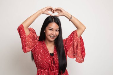 Genç Asyalı kadın kalp el işareti el hareketi.