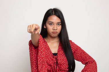 Genç Asyalı kadın kızgın ve kamera noktasına.