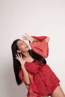 Heyecanlı genç Asyalı kadın aramak.