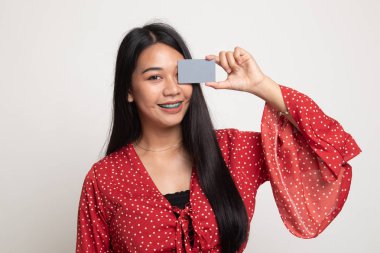 Genç Asyalı kadın gözü üzerinde boş kartı ile.