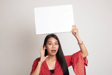 Genç Asyalı kadın sürpriz beyaz boş işareti ile.