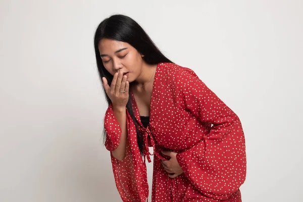 Joven mujer asiática tiene dolor de estómago a punto de vomitar . —  Fotos de Stock