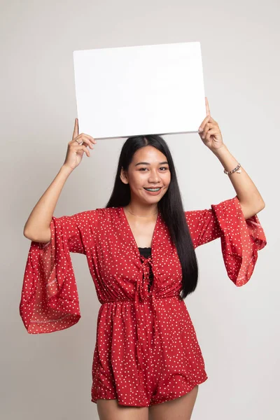 Junge asiatische Frau mit weißem Blankoschild. — Stockfoto