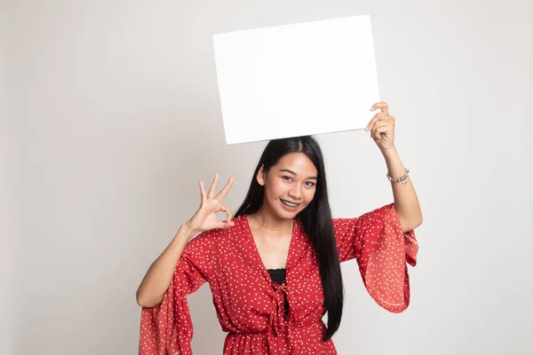 若いアジア女性は白い空白記号を [ok] を表示します。. — ストック写真