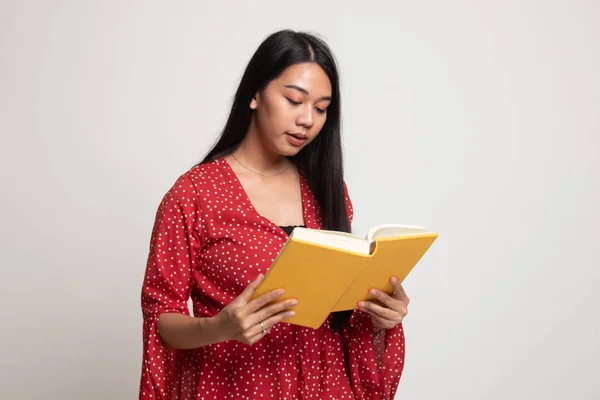 Junge asiatische Frau liest ein Buch. — Stockfoto