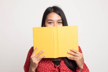 Bir kitapla genç Asyalı kadın kapak yüzü.