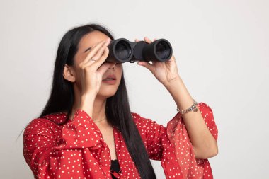 Dürbün ile genç Asyalı kadın.