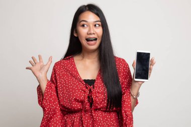 Cep telefonlu genç Asyalı kadın..