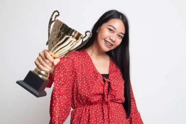 Bir kupa tutan başarılı genç Asyalı kadın.
