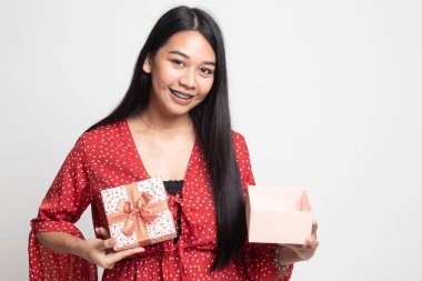 Genç Asyalı kadın açık bir altın hediye kutusu.