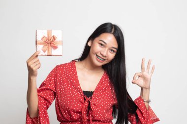 Genç Asyalı kadın gösterisi Tamam bir hediye kutusu ile.