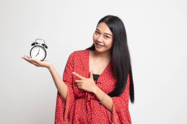 Bir saat noktasına genç Asyalı kadın.