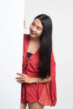 Boş işareti ile genç Asyalı kadın.