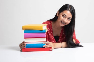 Mutlu genç Asyalı kadın kitapları tablo ile bir kitap okumak.