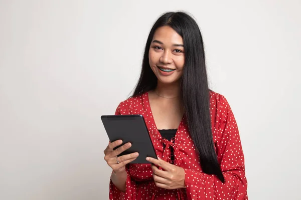 Jeune femme asiatique avec une tablette informatique . — Photo