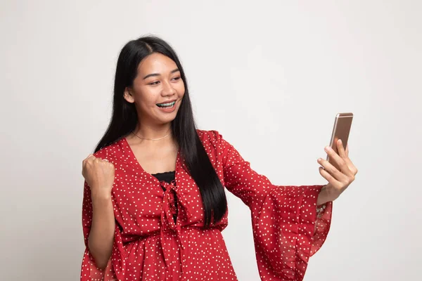 Succès jeune femme asiatique avec téléphone mobile . — Photo