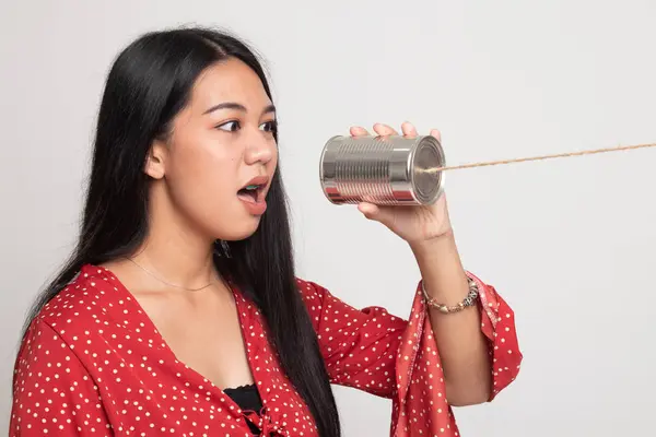 Mladá asijská žena křičet s tin can telefon. — Stock fotografie