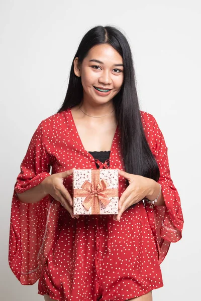 ギフト用の箱を持つ若いアジア女性. — ストック写真