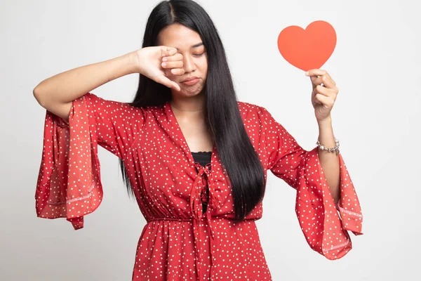 Mujer asiática triste y llorar con el corazón rojo . —  Fotos de Stock