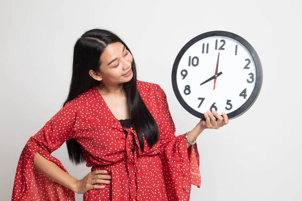 Jeune femme asiatique avec une horloge. — Photo