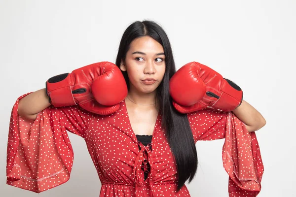 Mladá asijská žena s červeným Boxerské rukavice. — Stock fotografie