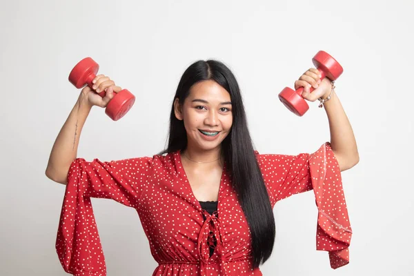 Gesunde asiatische Frau mit Hanteln. — Stockfoto