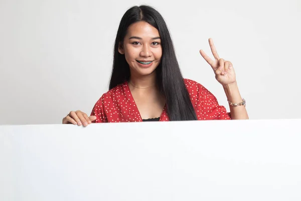 Νεαρή γυναίκα της Ασίας δείχνουν το σήμα της νίκης με κενό σημάδι. — Φωτογραφία Αρχείου