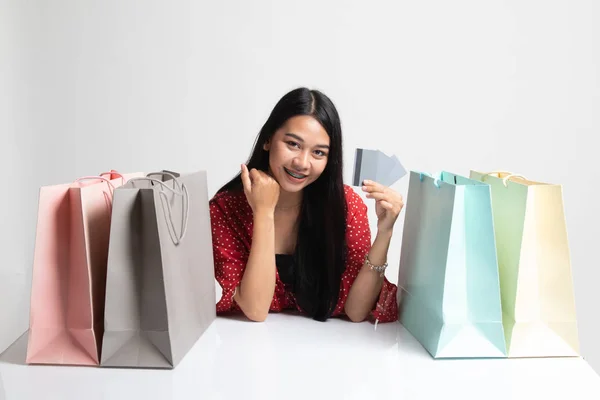 Mujer asiática joven con bolsa de compras y tarjeta en blanco . —  Fotos de Stock