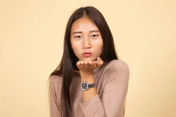 Piękna młoda kobieta Azji całusy. — Zdjęcie stockowe