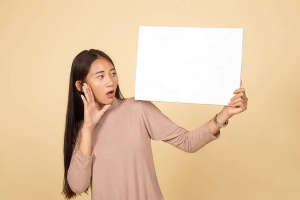 Joven mujer asiática sorpresa con blanco en blanco signo . —  Fotos de Stock