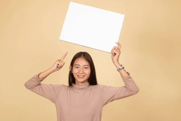 Joven asiática punto a blanco signo . —  Fotos de Stock