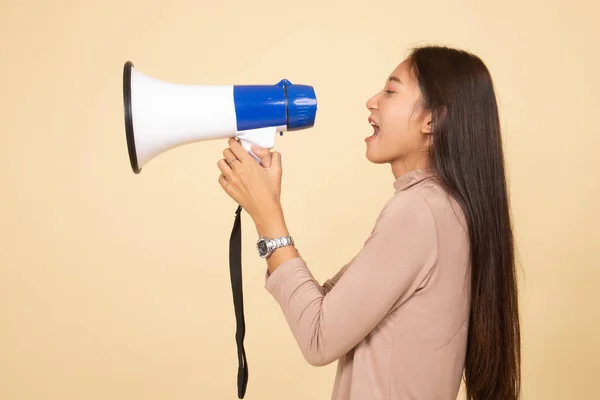 Mooie jonge Aziatische vrouw kondigen met megafoon. — Stockfoto