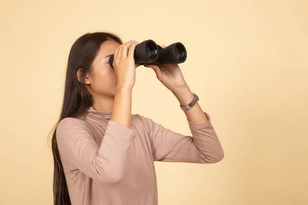 Jonge Aziatische vrouw met een verrekijker. — Stockfoto