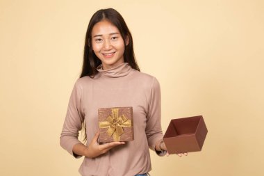 Genç Asyalı kadın açık bir altın hediye kutusu.