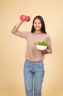 Dambıl ve salata ile sağlıklı Asyalı kadın.