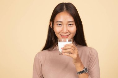 Bir bardak süt içme sağlıklı Asyalı kadın.