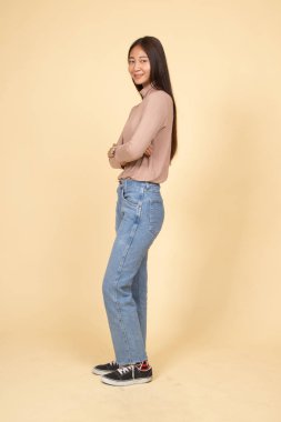Güzel genç Asyalı kadının tam vücut.