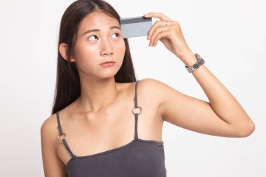 Genç Asyalı kadın düşünün boş bir kart ile.