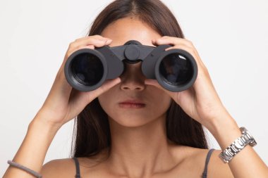 Dürbün ile genç Asyalı kadın.