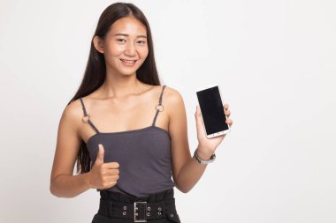 Genç Asyalı kadın ortaya başparmak ile cep telefonu.