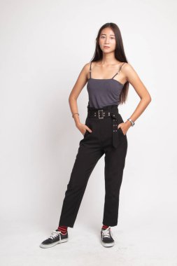 Güzel genç Asyalı kadının tam vücut.