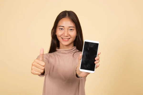 Joven mujer asiática mostrar pulgar hacia arriba con el teléfono móvil . —  Fotos de Stock